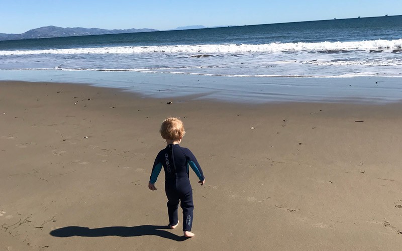 Kind am Strand in Kalifornien 